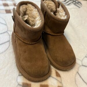 Toddler UGG boots excellent condition Size 7